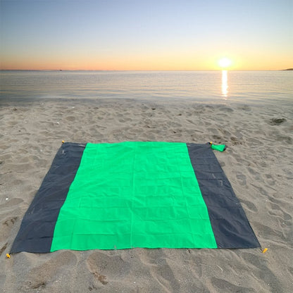 Lightweight sandless beach mat